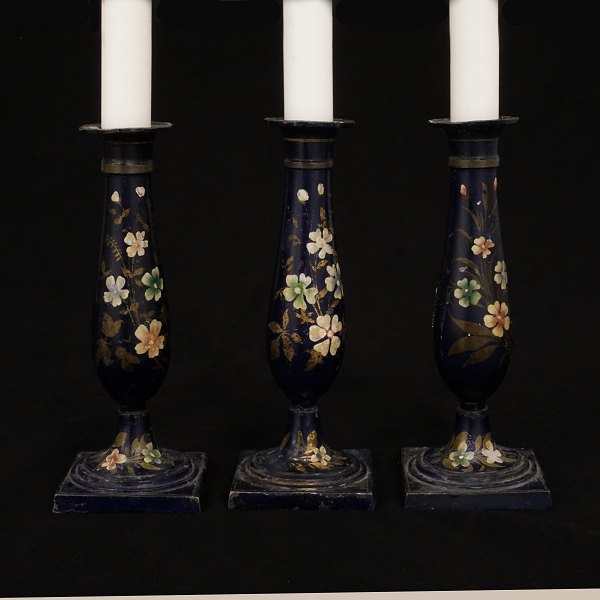 A set of three candlesticks, pewter. Circa 1830. H: 18,5cm