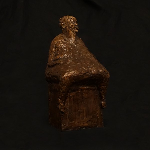 Hanne Varming, f. 1939, bronzeskulptur "Konen på kasse". Findes som skulptur ved 
Bispebjerg Hospital udført 1991. Nærværende signeret og dateret år 2000. H: 
25cm. B: 12cm. D: 12cm