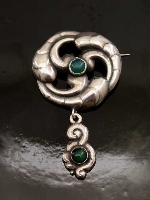 Skønvirke/art nouveau broche 7,5 x 4,5 cm. med grønne agater