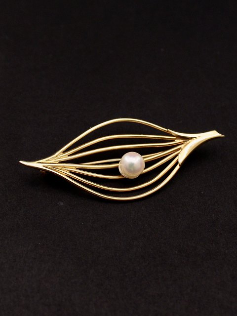14 karat guld broche L. 5,2 cm. med ægte perle