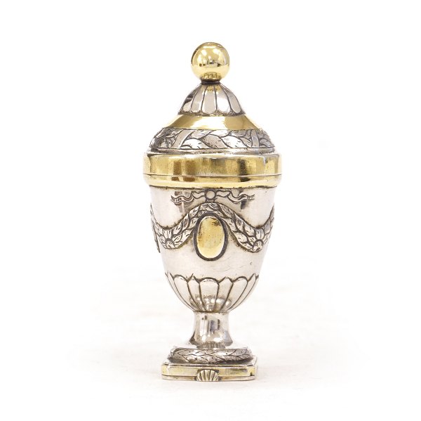 An early 19th century partly gilt Danish silver vinaigrette. Johan Adolf Müller, 
Haderslev. H: 8,3cm