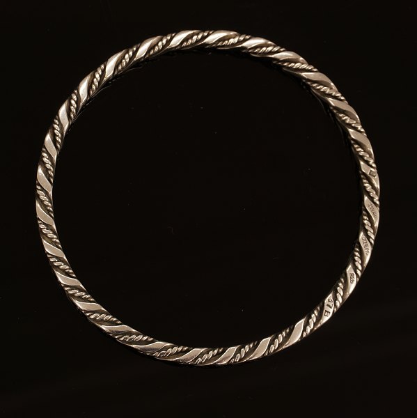 Georg Jensen armring i snoet sterlingsølv. #17B. Diameter indv.  6,6cm. B: 0,4cm