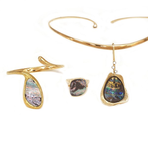 Bent Gabrielsen, Denmark set of necklace, bangle and ring with opals and 
diamonds. 14&18kt gold. Ringsize: 58-59. Bangle inside: 6x5cm. Pendant: 65x30mm. 
Diamonds circa 0,12ct(3)