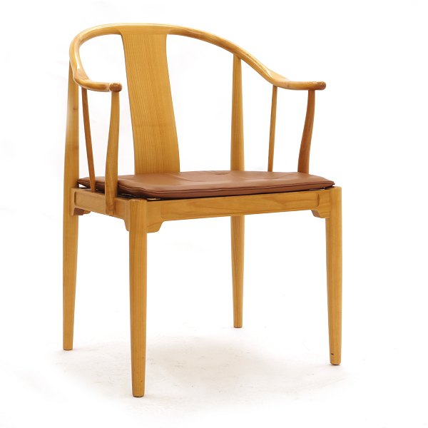 China Chair by Hans J.  Wegner, cherry and brown leather. Designed 1944. 
Manufactured by Fritz Hansen, Denmark, 1980s. H: 82cm. H s: 45cm