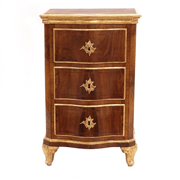 Small Danish or Northgerman Baroque chest of drawers. Walnut partly gilt. 
Denmark or Schleswig-Holstein circa 1750. H: 79cm. Top: 50x41cm