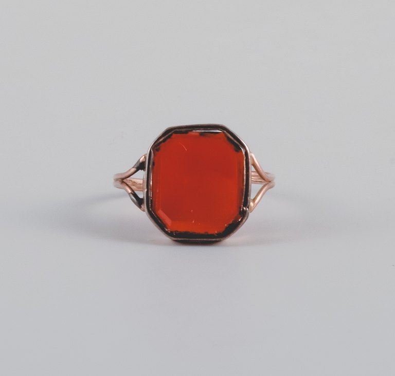 Dansk guldsmed, målt til 18 karat, ældre guldring, 1920/30erne, prydet med rød 
halvædelsten.