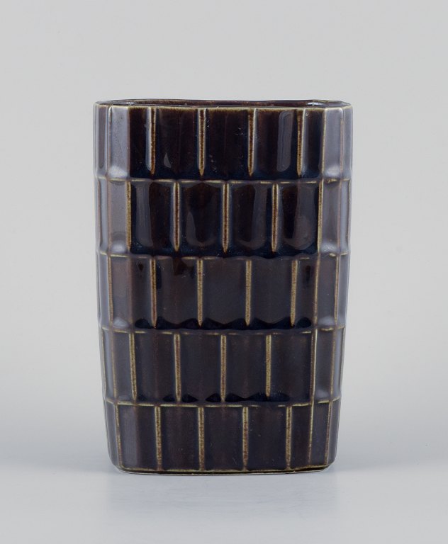Göran Bäck for Arabia, Finland, keramikvase i modernistisk og stilrent design. 
Geometriske felter med glasur i blåbrune nuancer.