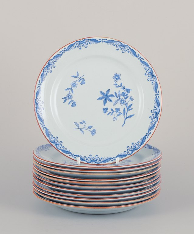 Nils Emil Lundström for Rörstrand, Sverige. Et sæt på tolv ”Ostindia” tallerkner 
i fajance med blomstermotiver.