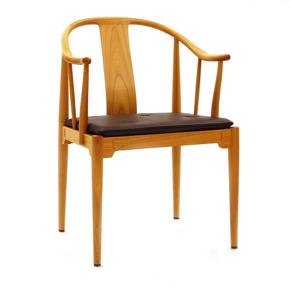 Hans Wegner, Chinastuhl aus hellem Kirschholz. Hergestellt von Fritz Hansen 
2005. Guter Zustand