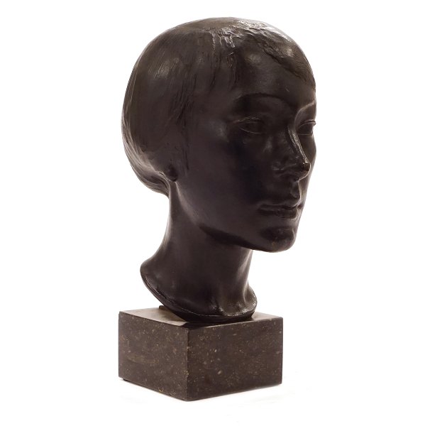 Gerhard Henning, Denmark, 1880-1967, bronze bust black patinated. Signed "G. 
Henning No II". H: 32cm