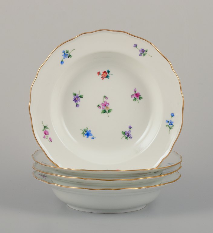 Meissen, Tyskland.
Et sæt på fire dybe tallerkner i porcelæn.
