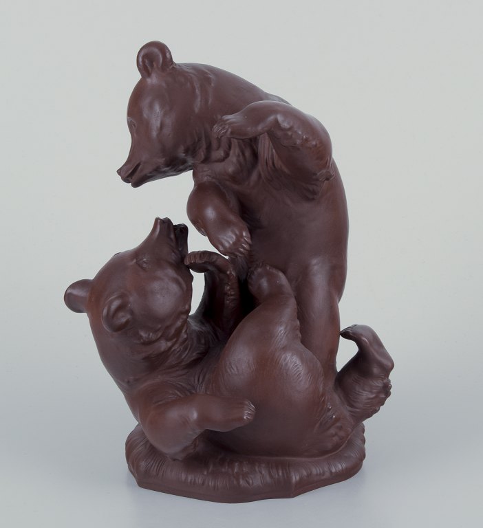 Alexander Struck for Meissen Böttger steinzeug.
Figur i stentøj af legende brunbjørne.