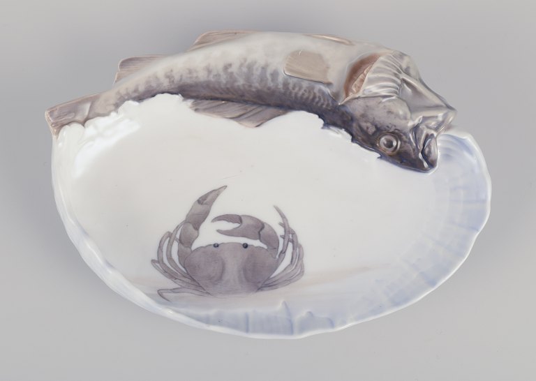 Sjældent Royal Copenhagen Art Nouveau fad af porcelæn.
Modelled med torsk i relief.