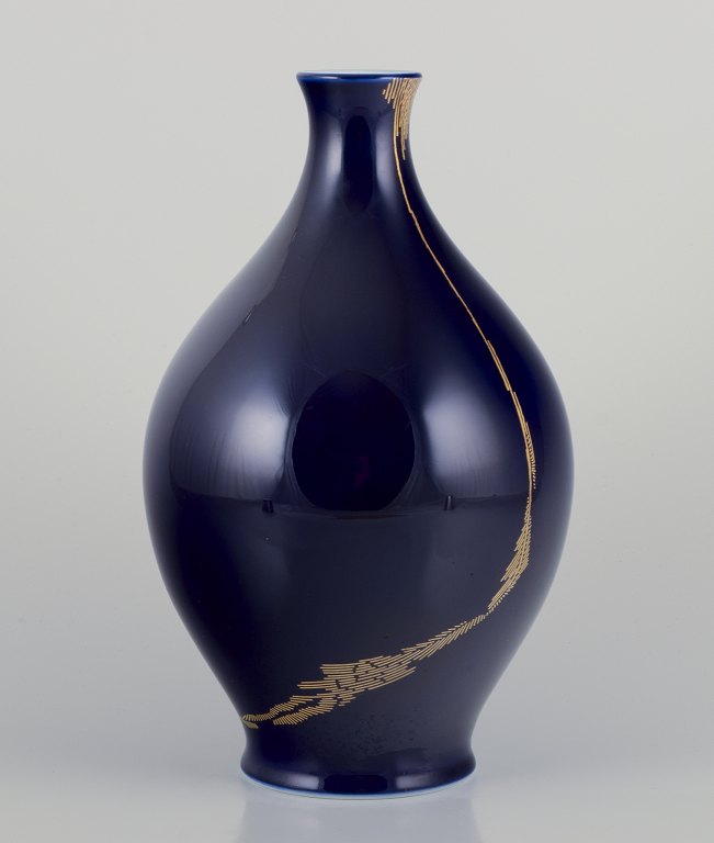 James Guitet (1925–2010) for Sèvres.
Stor unika porcelænsvase.