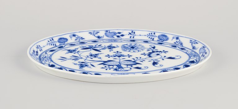 Meissen, Tyskland.
Løgmønstret sættebakke i porcelæn.