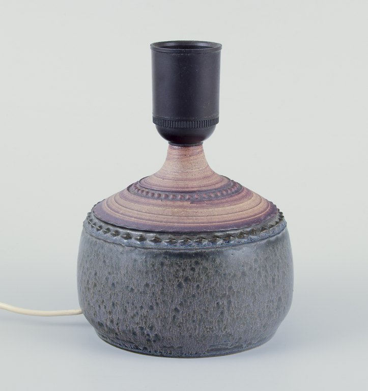Klas-Göran Klaesson (Klase J:r) (1945-2024) for Höganäs, Sverige. 
Bordlampe af stentøj. Med mønster i dekorationen.