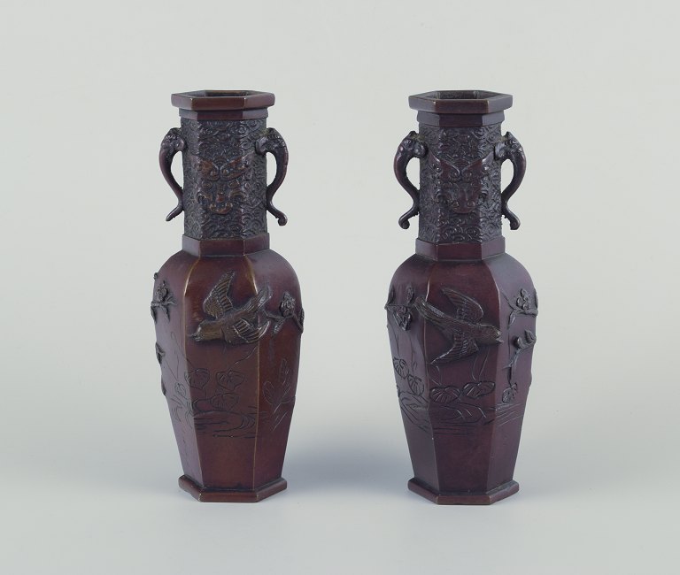 Japan, et par bronzevaser fra Meiji-perioden.
Fugle på grene i relief. Prydet med Elefanthoveder.