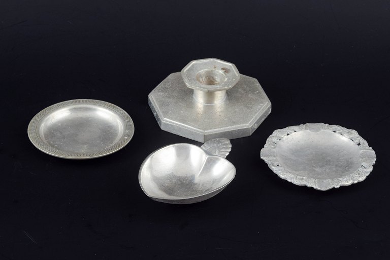 Just Andersen, Denmark.
Samling af tre små skåle og en lysestage i tin.