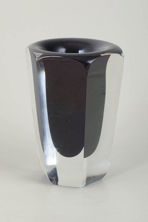 Vicke Lindstrand for Kosta BodaFacetslebet kunstglas vase, 1970’erne.