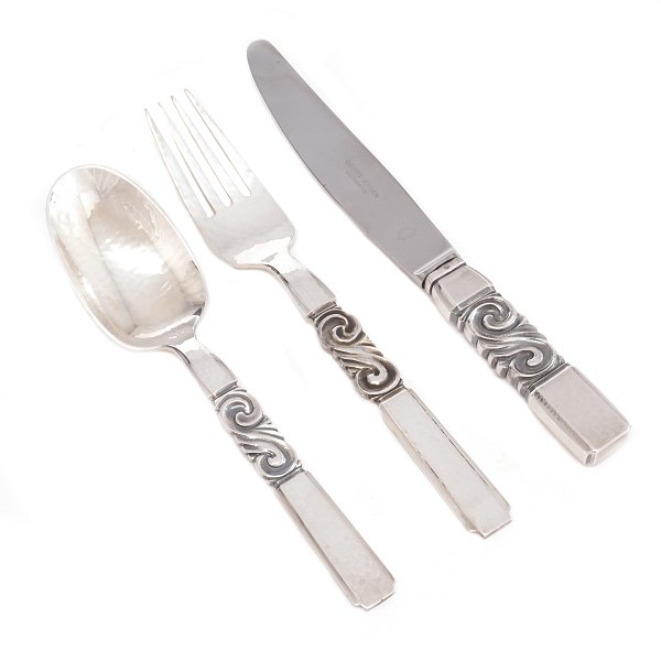 Johan Rohde for Georg Jensen Scroll Sterlingsilver cutlery. 6 Knifes (L: 
19,5cm), 6 forks (L: 18cm)  and 6 spoons (L: 17cm)