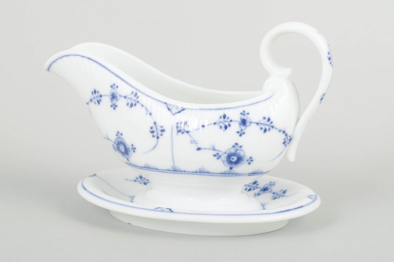 Royal Copenhagenmusselmalet riflet, model 1/200Sjælden saucekande, tidligt 1900-tal.