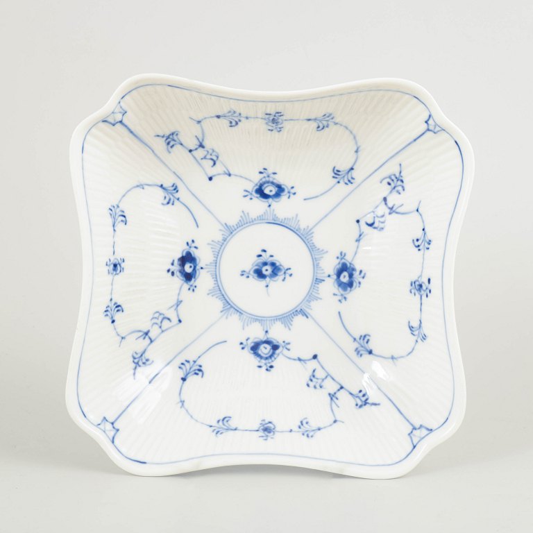 Royal Copenhagen Musselmalet Riflet firkantet skål, 1966.