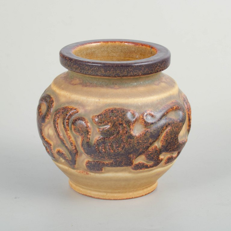 Michael Andersen & Søn, Bornholm, reliefdekoreret vase.