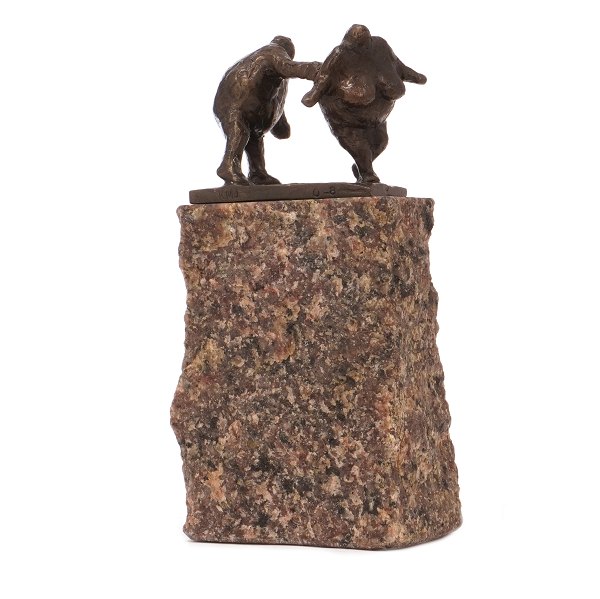 Keld Moseholm bronzeskulptur. Keld Moseholm, 1936-2023, skulptur i bronze forestillende mand og kvinde. Signeret Keld Moseholm, kunstnerens eget eksemplar 0/8. H inkl sokkel: 19,5cm. L: 8,5cm. B: 6cm