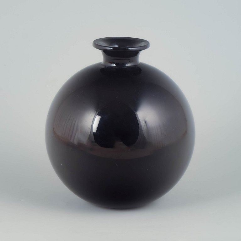 Harald Notini for Pukebergs Glasbruk, vase i cryopa glas.