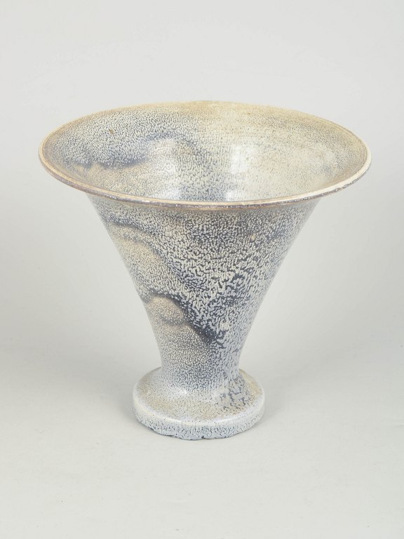 Svend Hammershøi for Kähler, vase i trompetform.