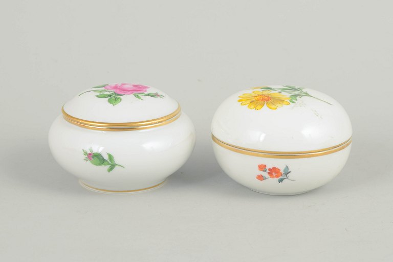 Meissen, to lågkrukker med polykrom blomsterdekoration.