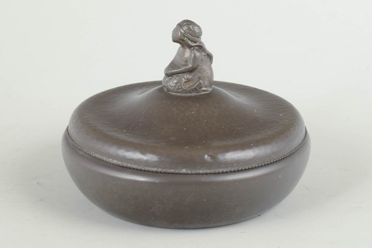Chr. R. Kunst tin, lågskål med figur.