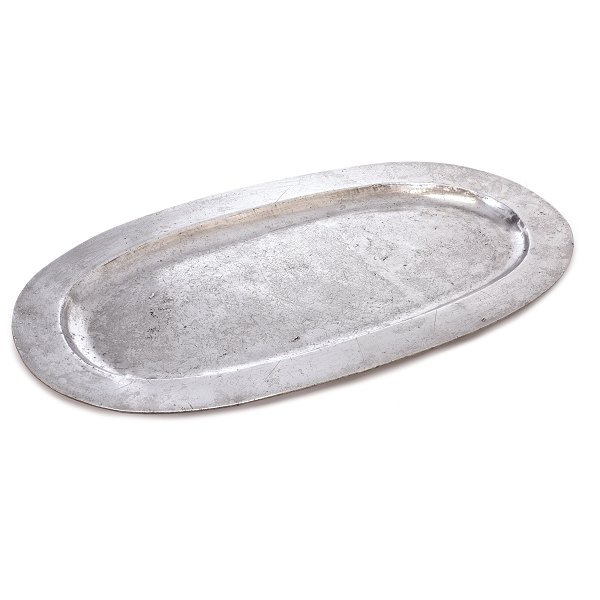 Tidligt og stort ovalt dyrerygsfad i tun udført af Friedrich Friedrich, København,  1747-1797, ca. år 1780. Mål: 77x43cm