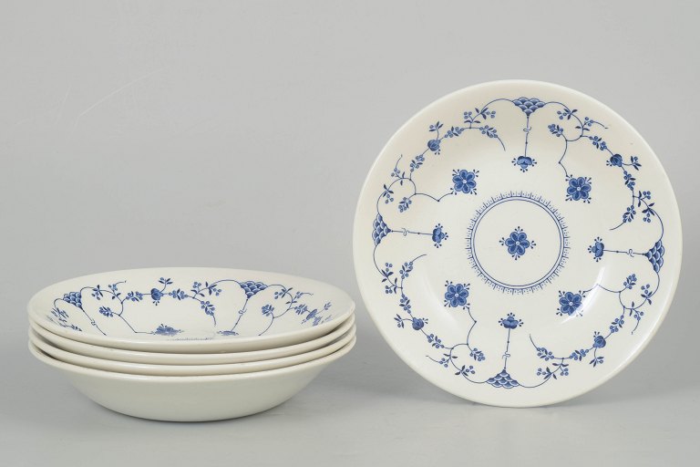 Sæt af fem dybe tallerkener i blåmalet musselstil fra Churchill Staffordshire.