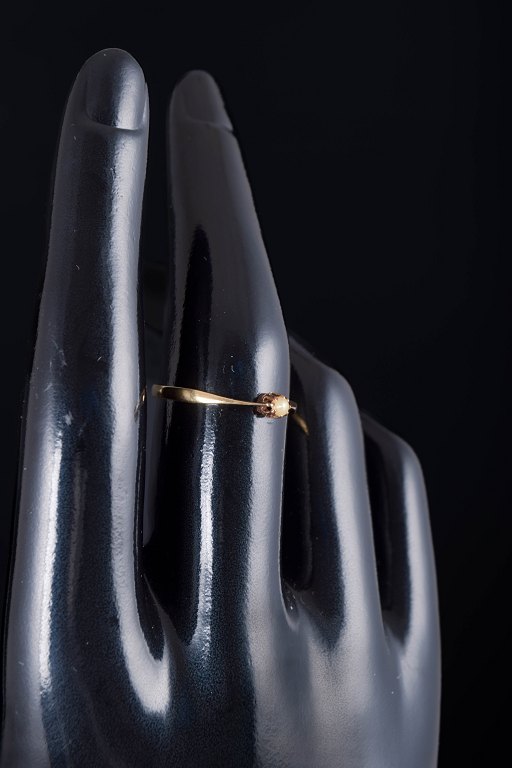 18 carat gold ring with a saltwater cultured pearl.