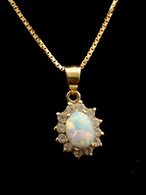 14 carat gold pendant with opal
