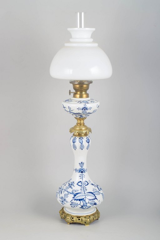 Meissen petroleum lamp with Blue Onion pattern.
